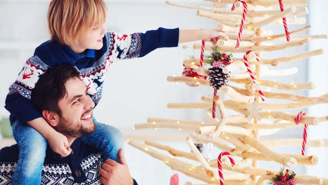 Mehrere rote Ferrari-Flaggen mit schwarzem Pferde-Logo und schwarz-weiß kariertem Rand wehen im Wind vor blauem Himmel. 