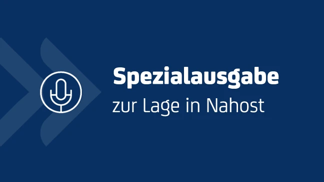 Grafik mit Mikrofon-Symbol und Text: Spezialausgabe zur Lage in Nahost auf dunkelblauem Hintergrund.