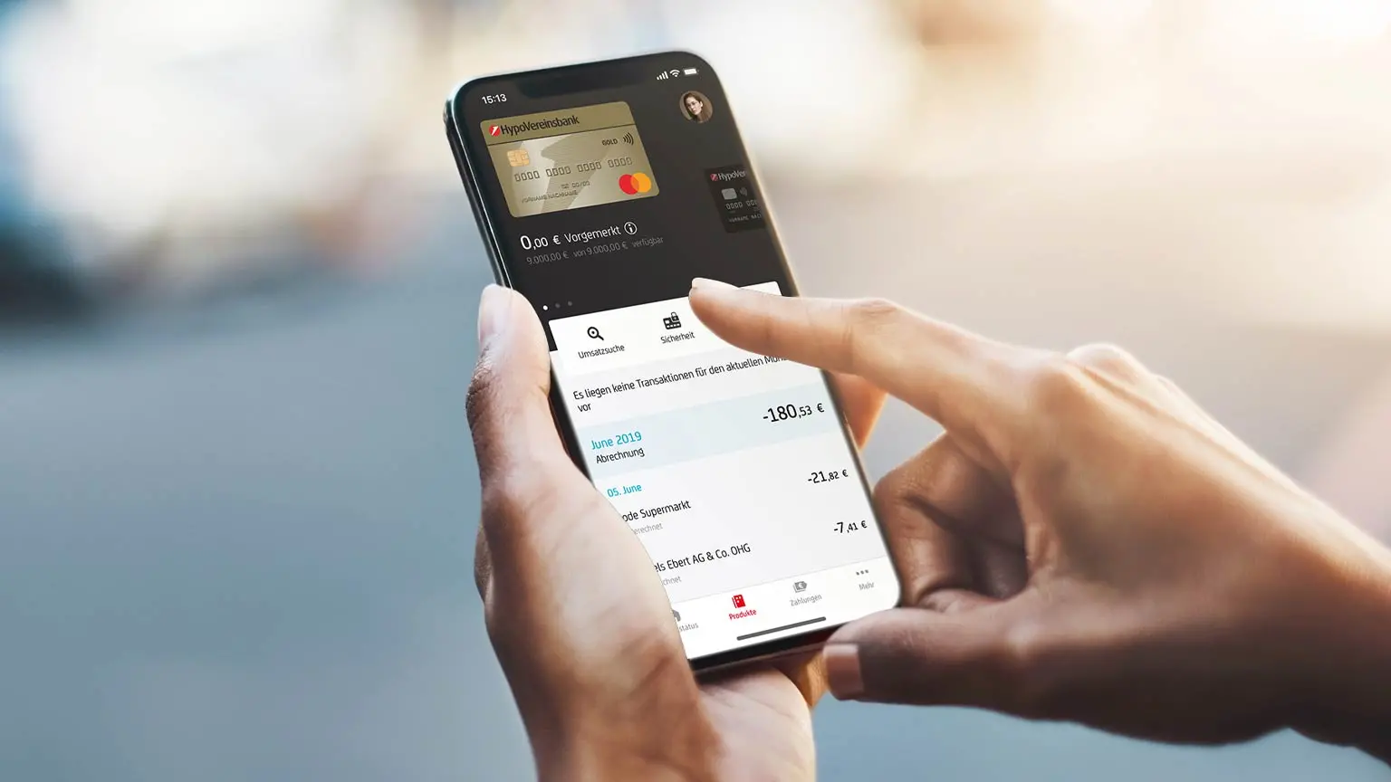 Handyscreen zeigt unter Kreditkartendaten die einzelnen Transaktionen in der HVB Mobile Banking App an.