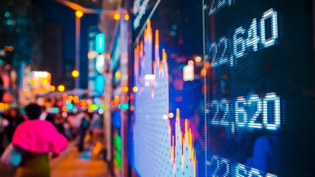 Rechteckiger Button mit rotem YouTube-Logo und Text Watch & Listen on YouTube rechts davon.