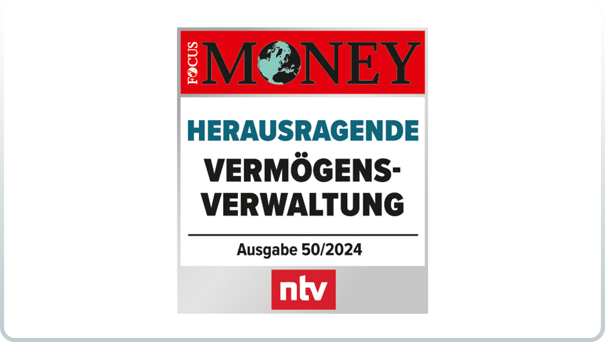 Siegel des Magazins ‚FOCUS MONEY‘ mit der Überschrift ‚HERAUSRAGENDE VERMÖGENSVERWALTUNG‘. Darunter steht ‚Ausgabe 50/2024‘. Am unteren Bildrand ist ein rot-weißes Logo mit den Buchstaben ‚ntv‘ zu sehen.